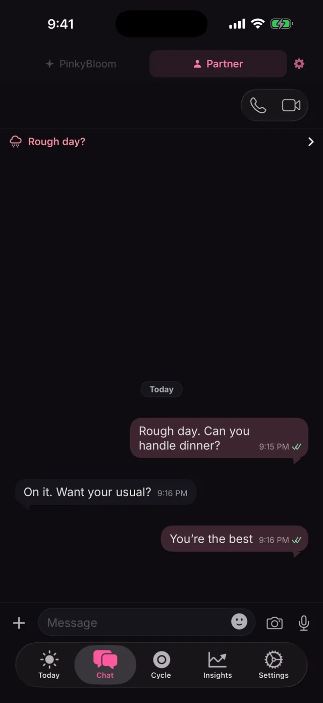 Le chat sur son téléphone à elle